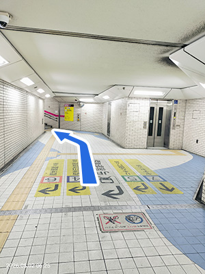 エレベーターが右手に、階段が正面にある通路